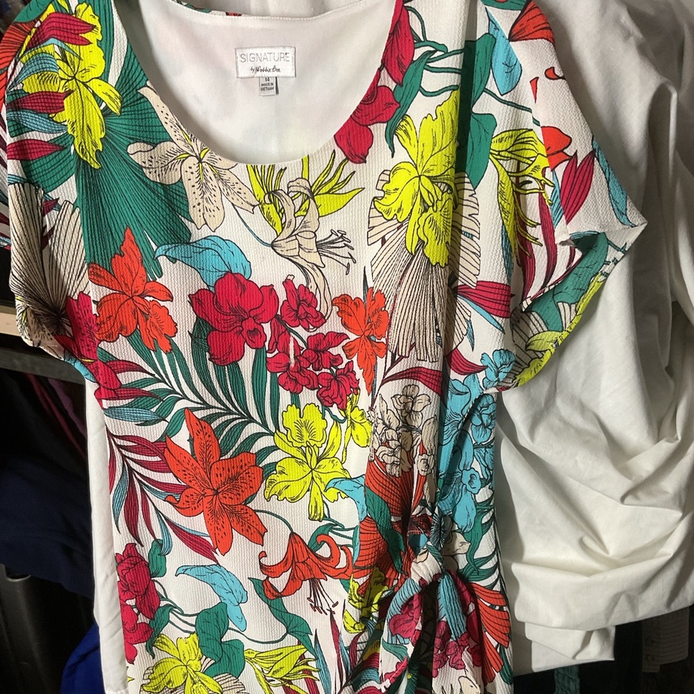 Signature Women's Vibrant Floral Short Sleeve Top